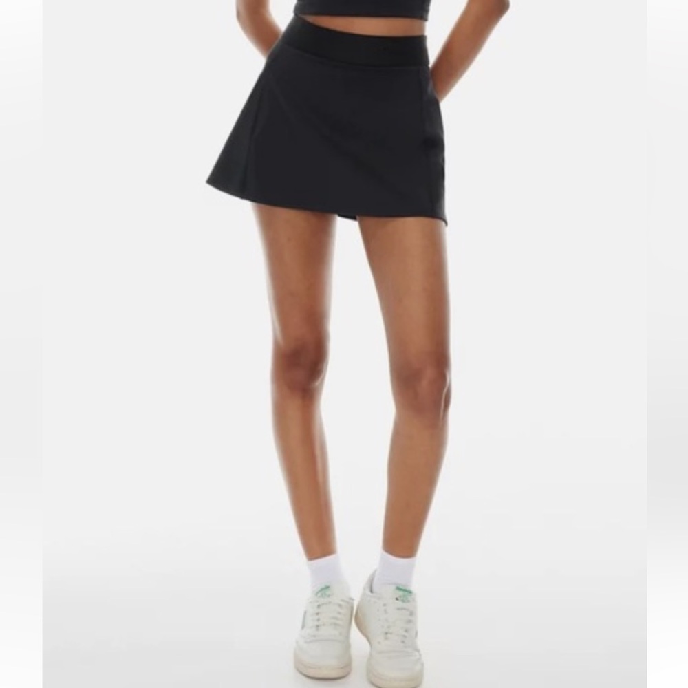 TNA ARITZIA TENNIS SKIRT WITH BUILT IN SHORTS! NEVER WORN, TAGS ATTACHED! XXS
